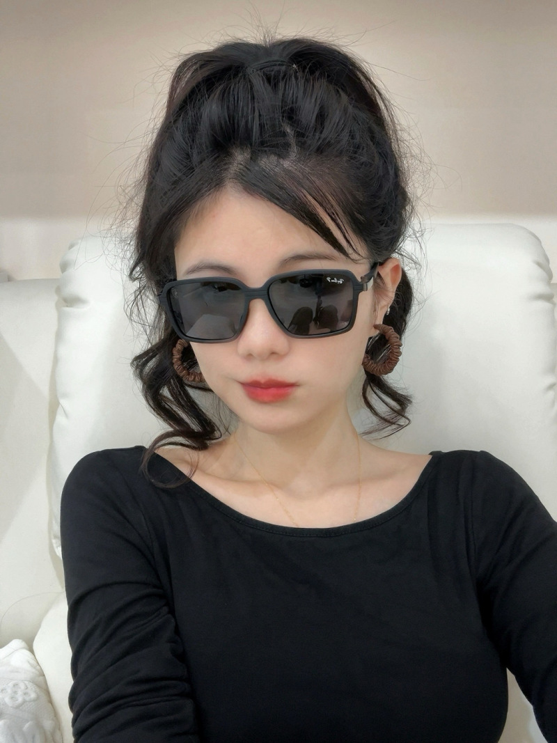 Солнцезащитные очки Ray-Ban RB3443