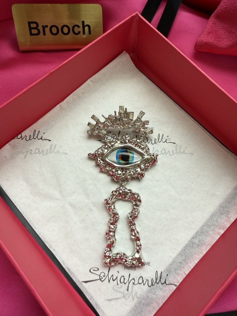 Брошь Schiaparelli с глазом