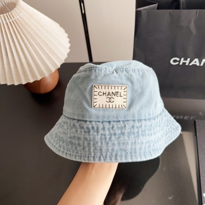 Светло-голубая джинсовая кепка с логотипом Chanel