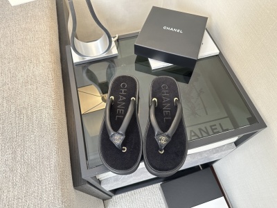 Шлёпанцы Chanel черные