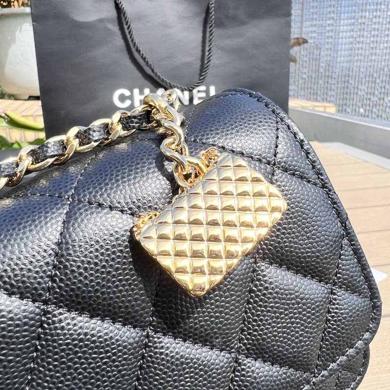 Черная кожаная сумка Chanel CF