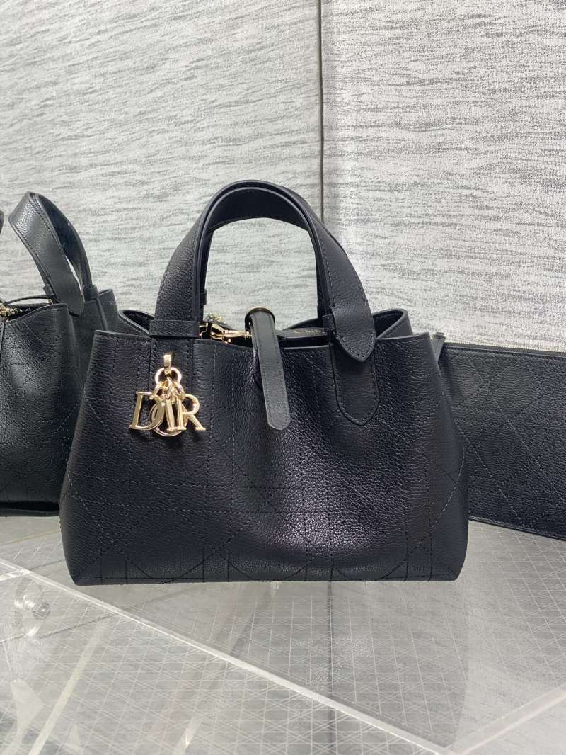 Черная сумка Dior с золотым логотипом