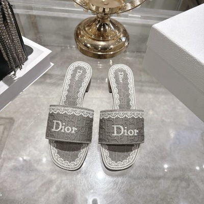 Женские шлёпанцы Dior с вышивкой логотипа и цветочным узором