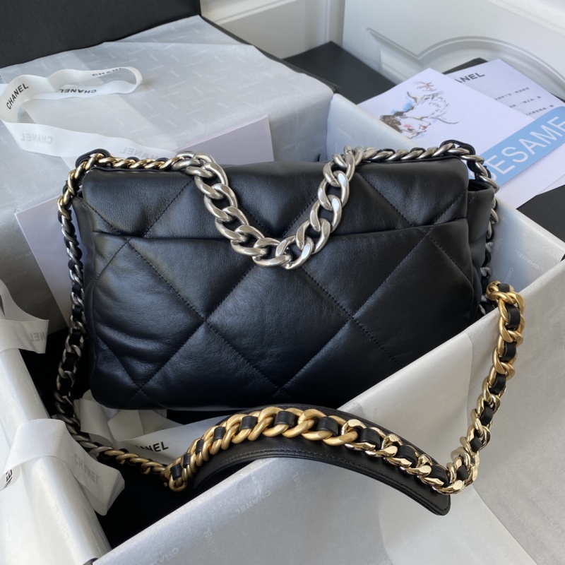 Кожаная сумка Chanel с цепочкой