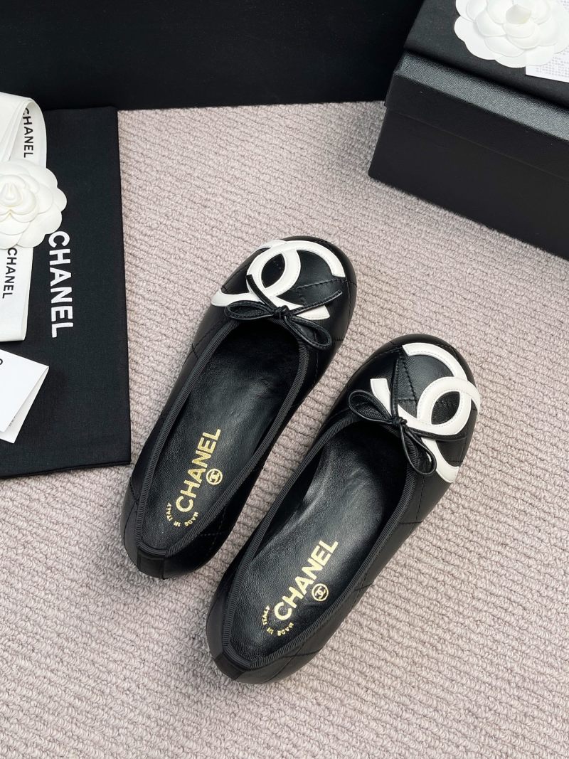 Женские лоферы с декоративным логотипом Chanel