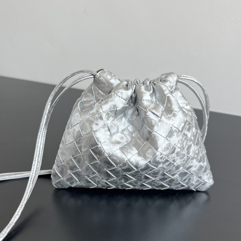 Сумка-мешок с плетеным узором Bottega Veneta
