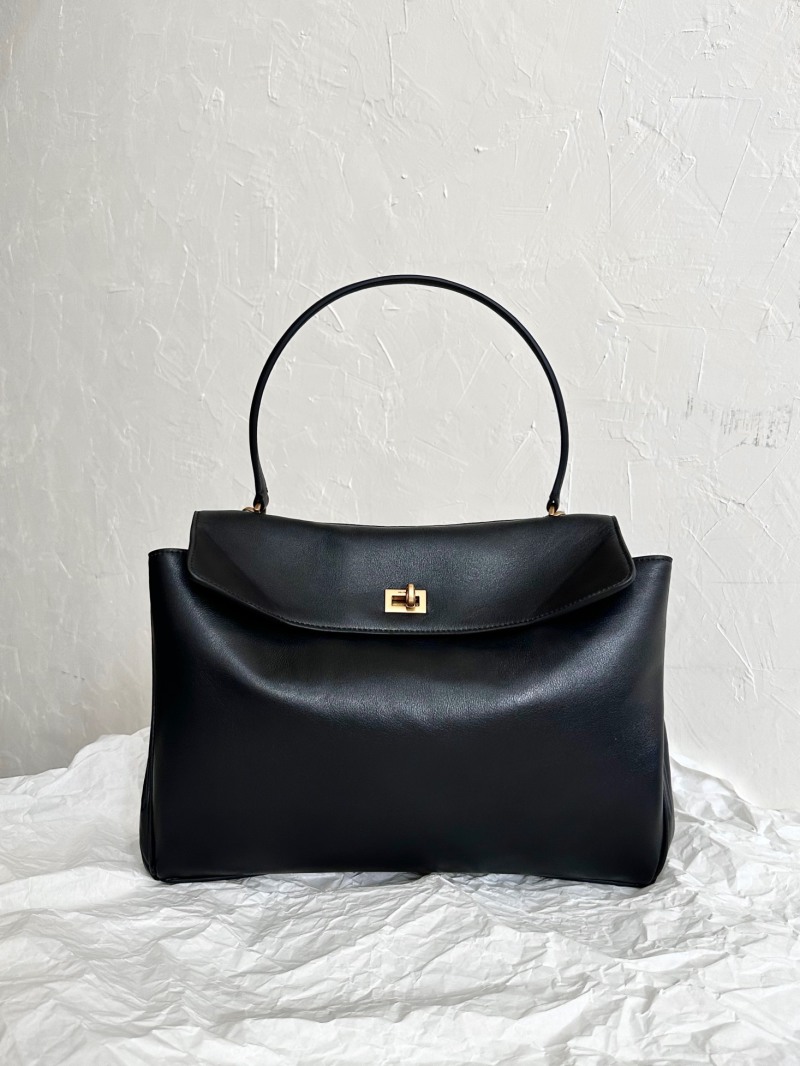 Чёрная сумка Balenciaga с золотой фурнитурой