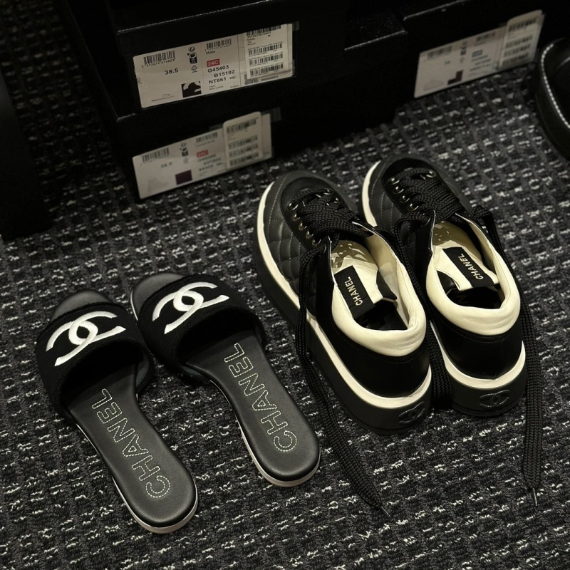 Шлепки женские черные с логотипом Chanel