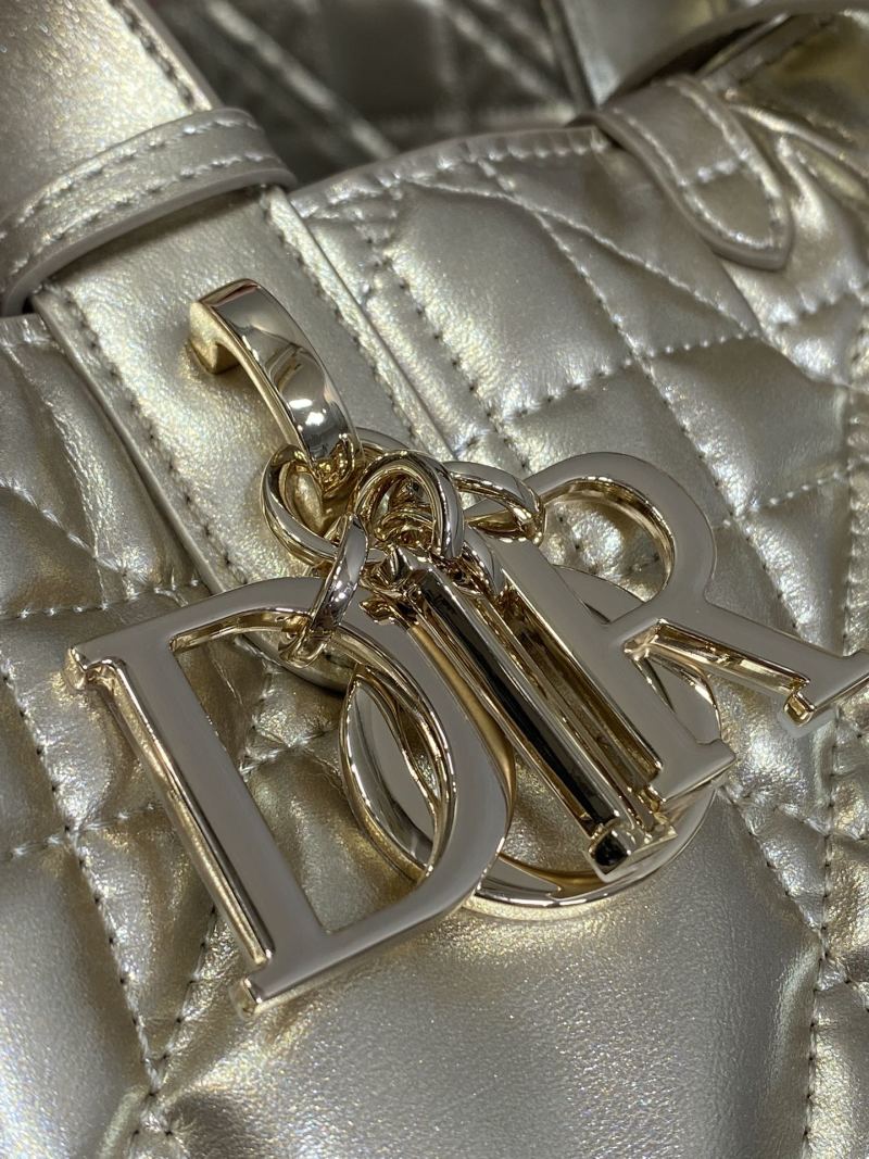 Сумка Dior с металлическим блеском и квилтингом