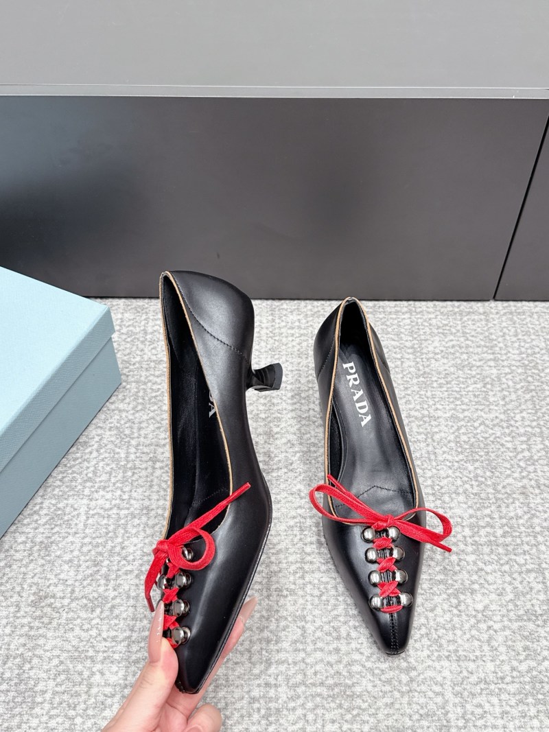 Черные женские туфли на каблуке с красными бантами Prada