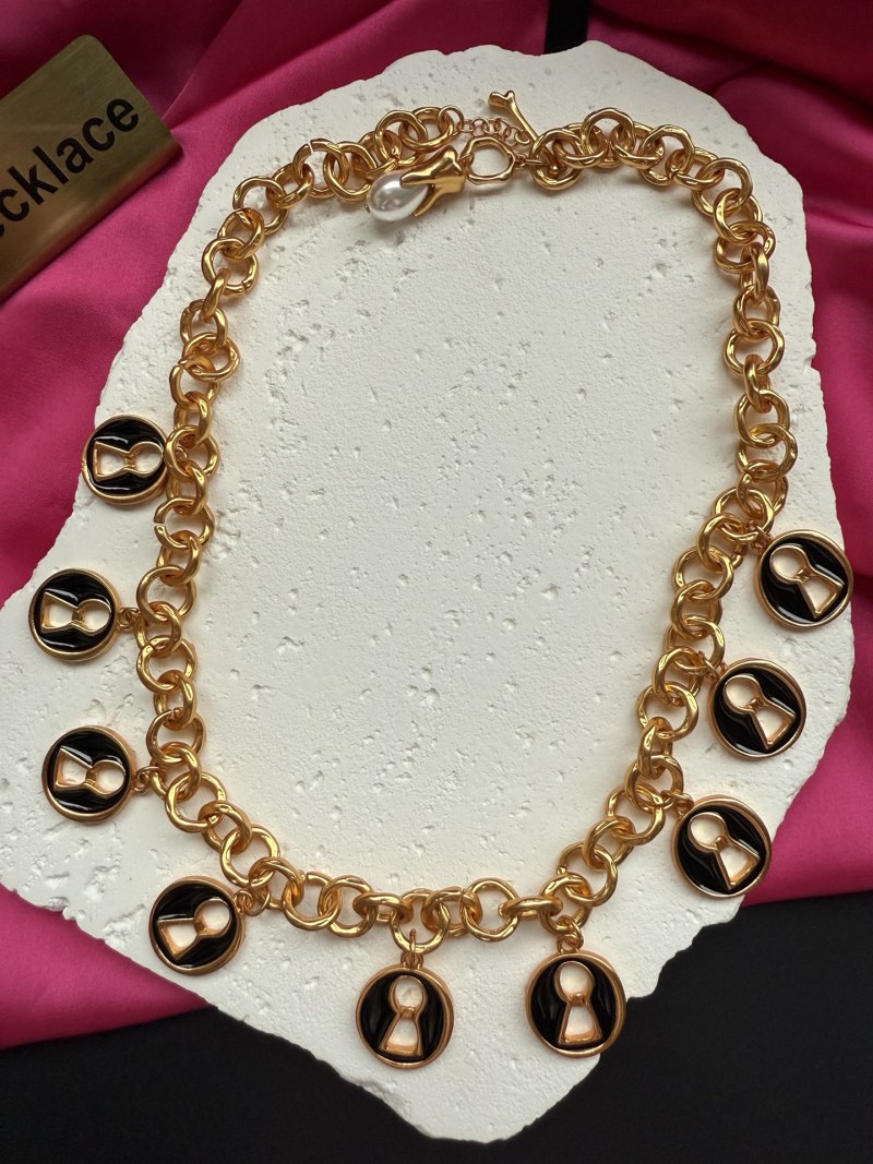 Золотистое колье с подвесками Schiaparelli