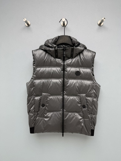 Серый жилет Moncler с капюшоном