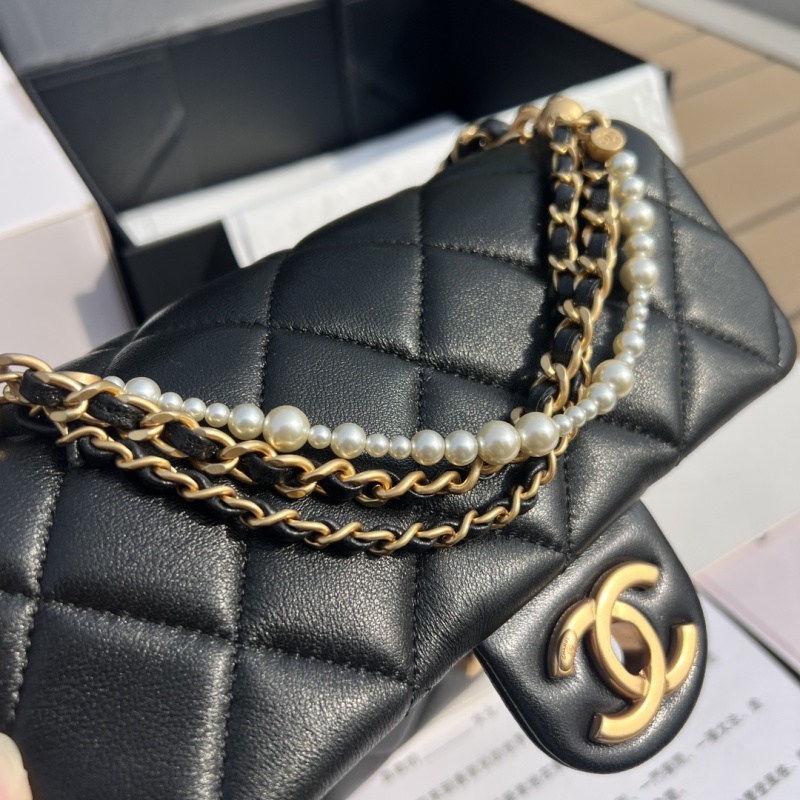 Черная стеганая сумка с золотой цепью Chanel