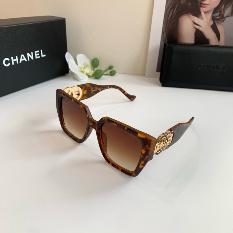 Солнцезащитные очки Chanel в квадратной черепаховой оправе