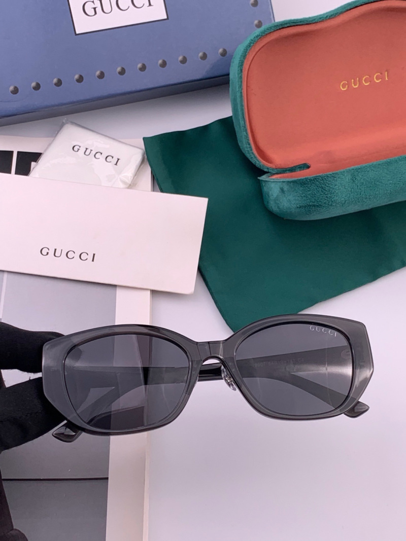 Солнцезащитные очки квадратной формы Gucci G7990