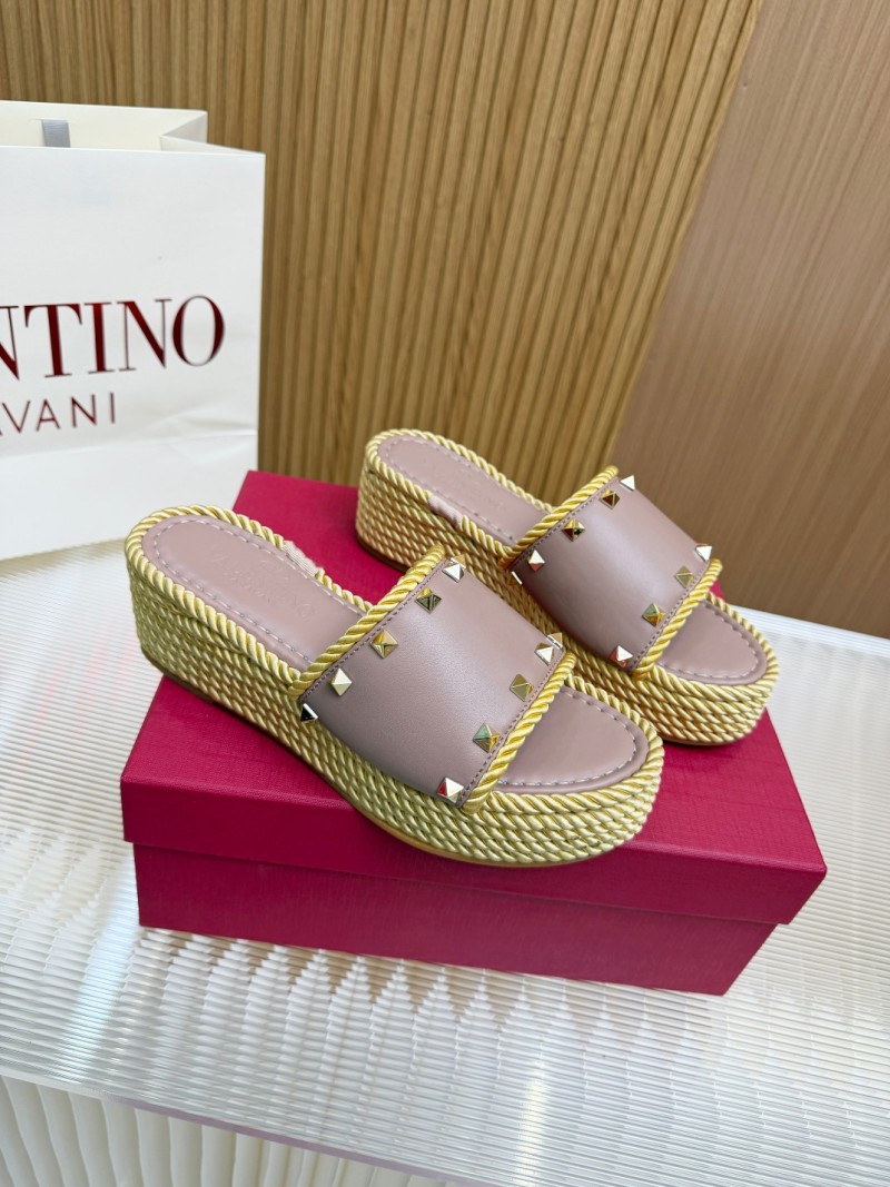 Женские шлепанцы на платформе с канатной подошвой и заклепками Valentino Garavani