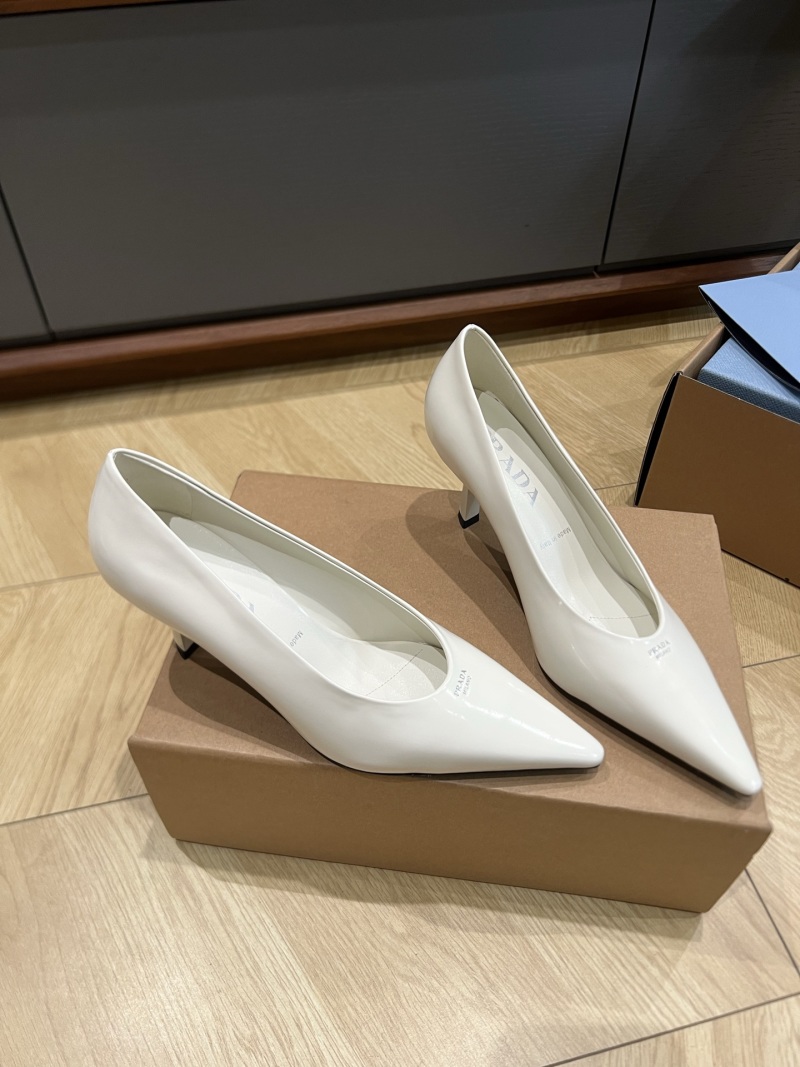 Женские туфли Prada на каблуке