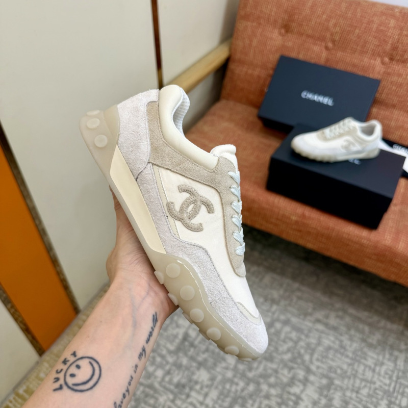 Женские кроссовки Chanel бежевые