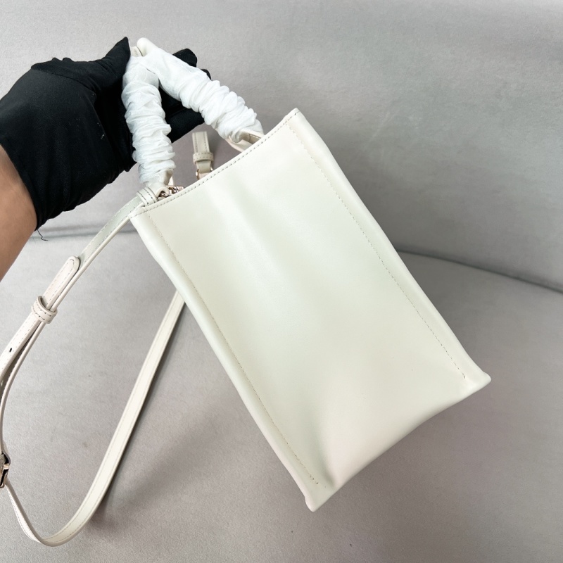 Кожная женская сумка белого цвета с рельефным рисунком Dior