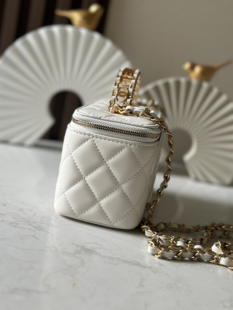 Белая квадратная сумка с короткой ручкой Chanel