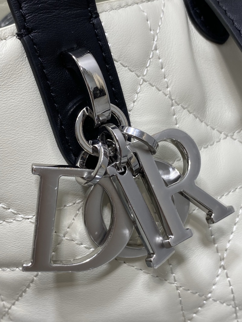 Сумка Dior с квилтингом и логотипом
