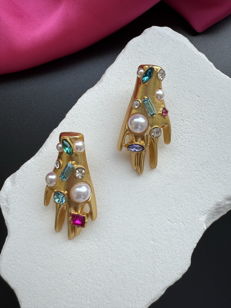 Серьги в виде рук с камнями Schiaparelli