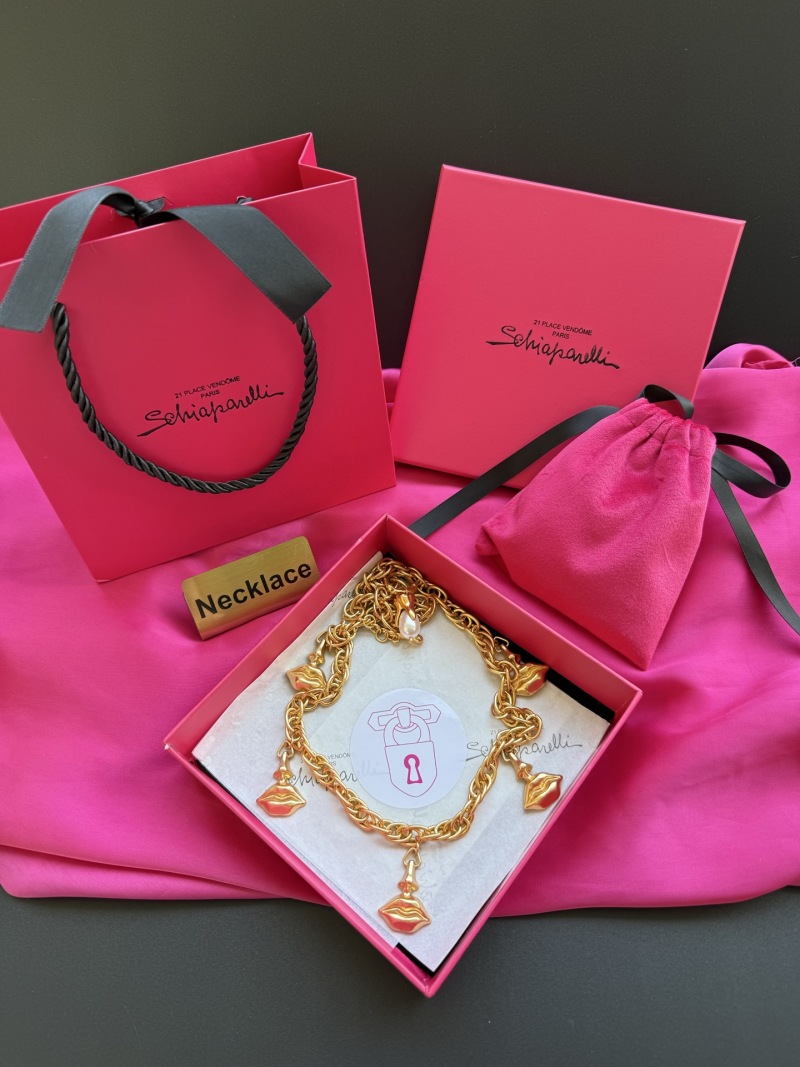 Золотистое колье с подвесками в виде губ Schiaparelli