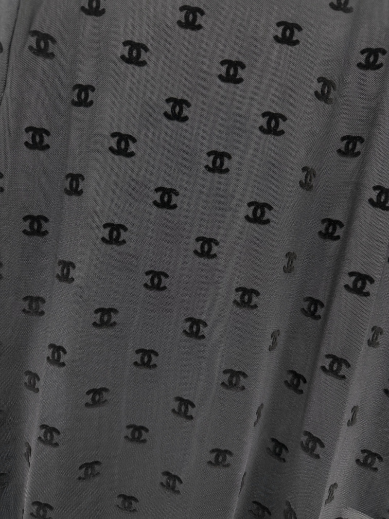 Черная футболка Chanel с монограммой