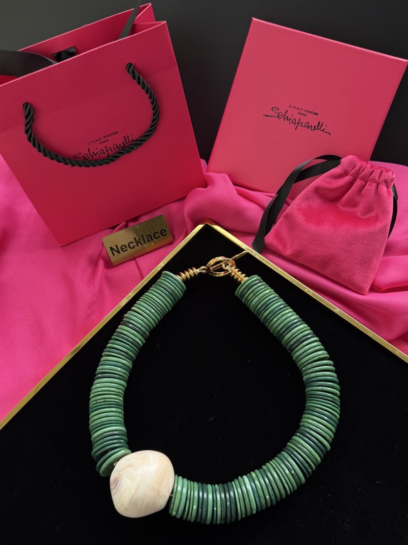 Колье из зелёных бусин с крупным центральным элементом Schiaparelli
