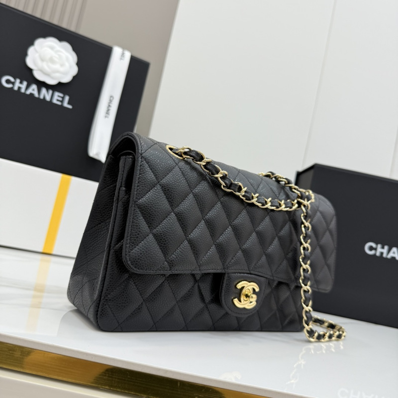 Чёрная кожаная сумка Chanel с цепочкой
