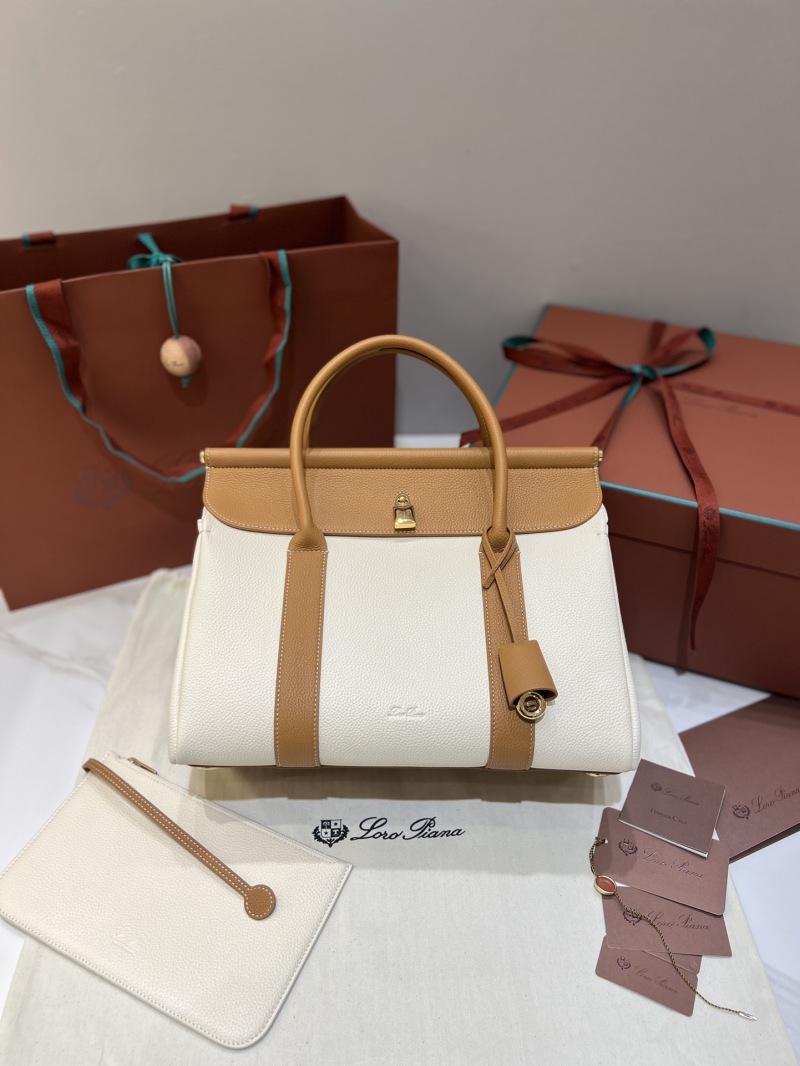 Сумка Loro Piana с белым и тёплым оттенком