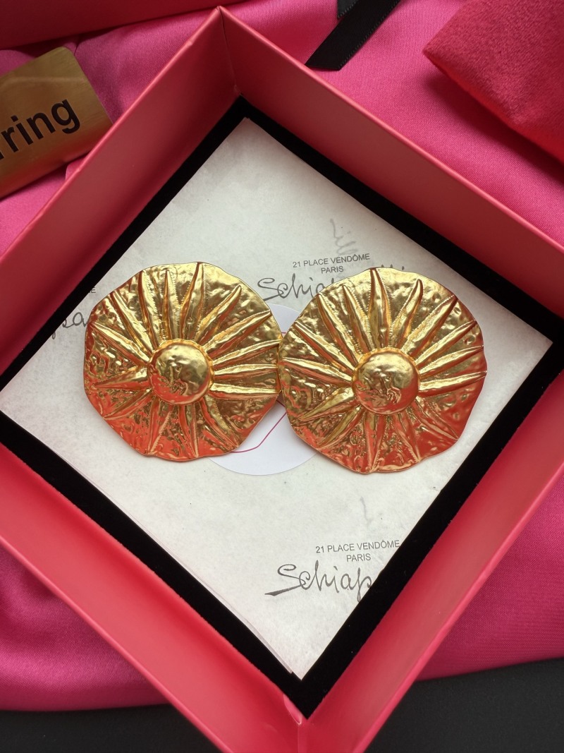 Золотистые серьги с декоративным рельефом Schiaparelli