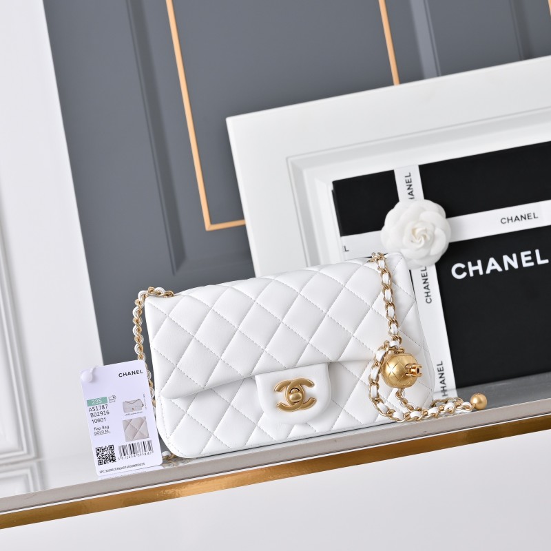 Белая сумка Chanel с золотой фурнитурой