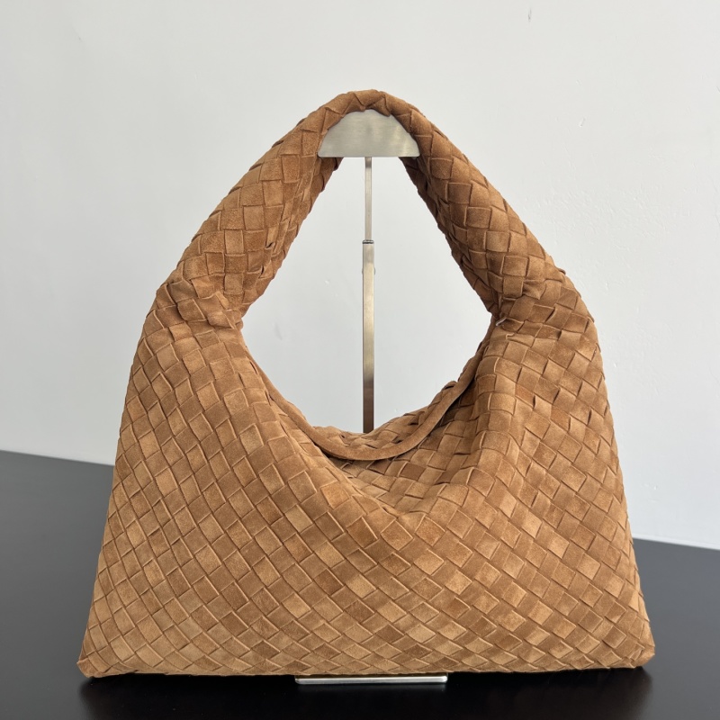 Сумка Bottega Veneta HOP из плетеной замши