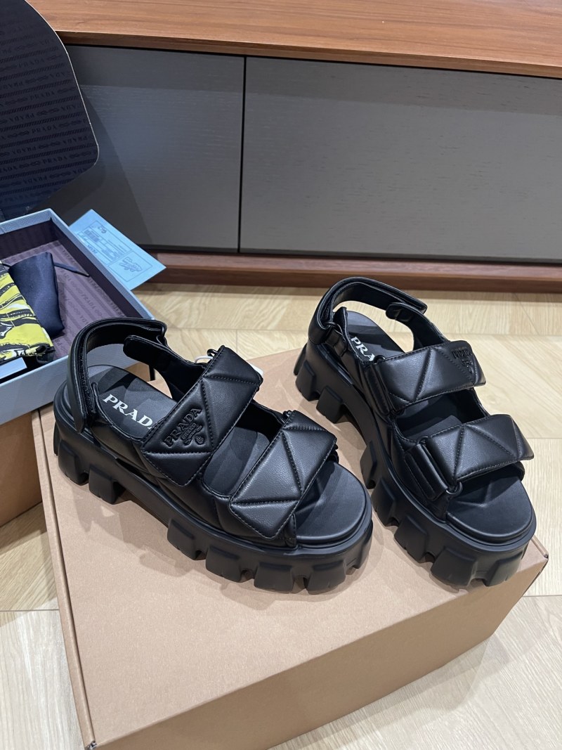 Женские черные сандалии на платформе с магнитной застежкой Prada