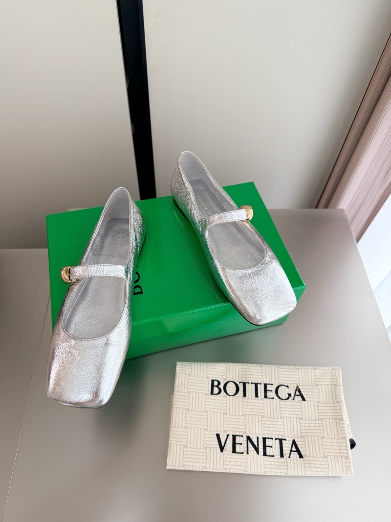 Балетки женские серебристые с декоративной пряжкой Bottega Veneta
