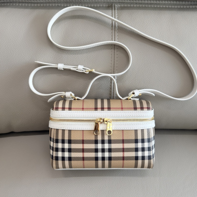 Косметичка-сумка Burberry с клетчатым принтом и ремешком