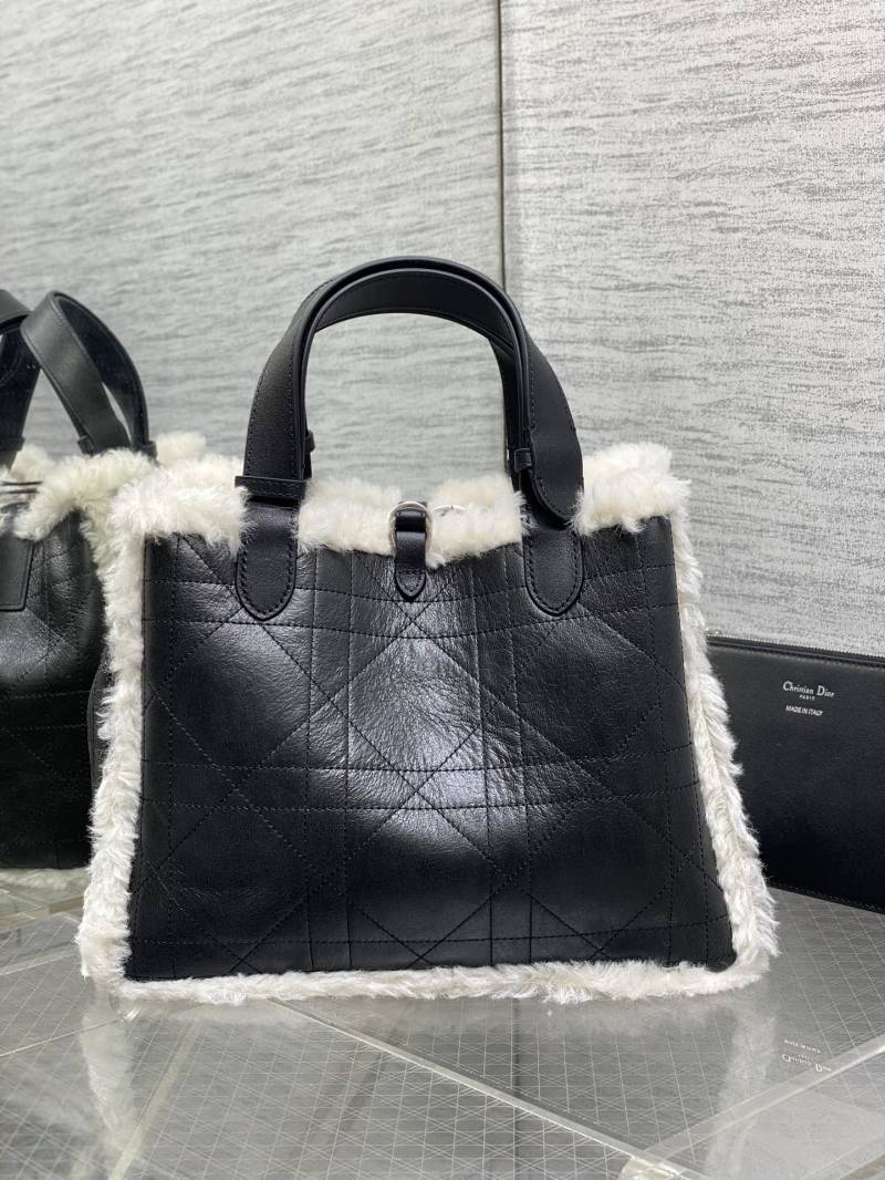 Сумка Dior с меховой отделкой и логотипом