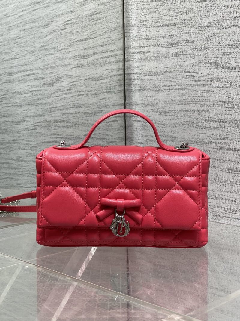 Красная сумка Dior с цепочкой и ручкой