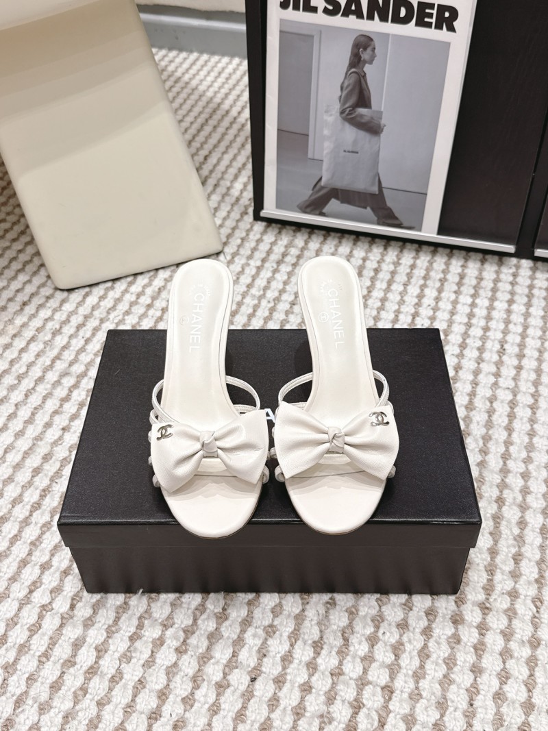 Женские белые мюли с бантом и логотипом Chanel