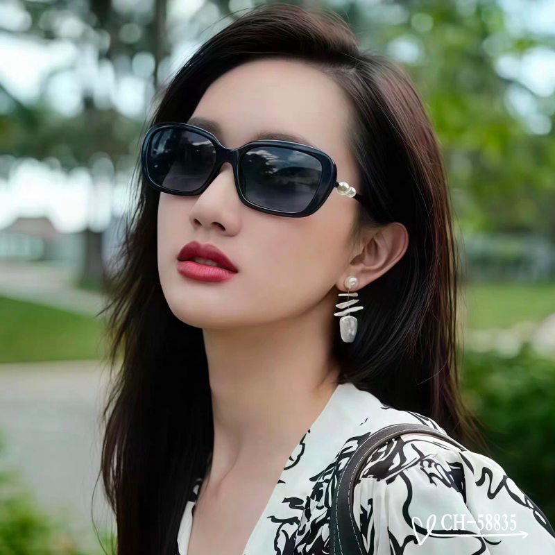 Солнцезащитные очки Chanel модель 58835 с жемчужным декором