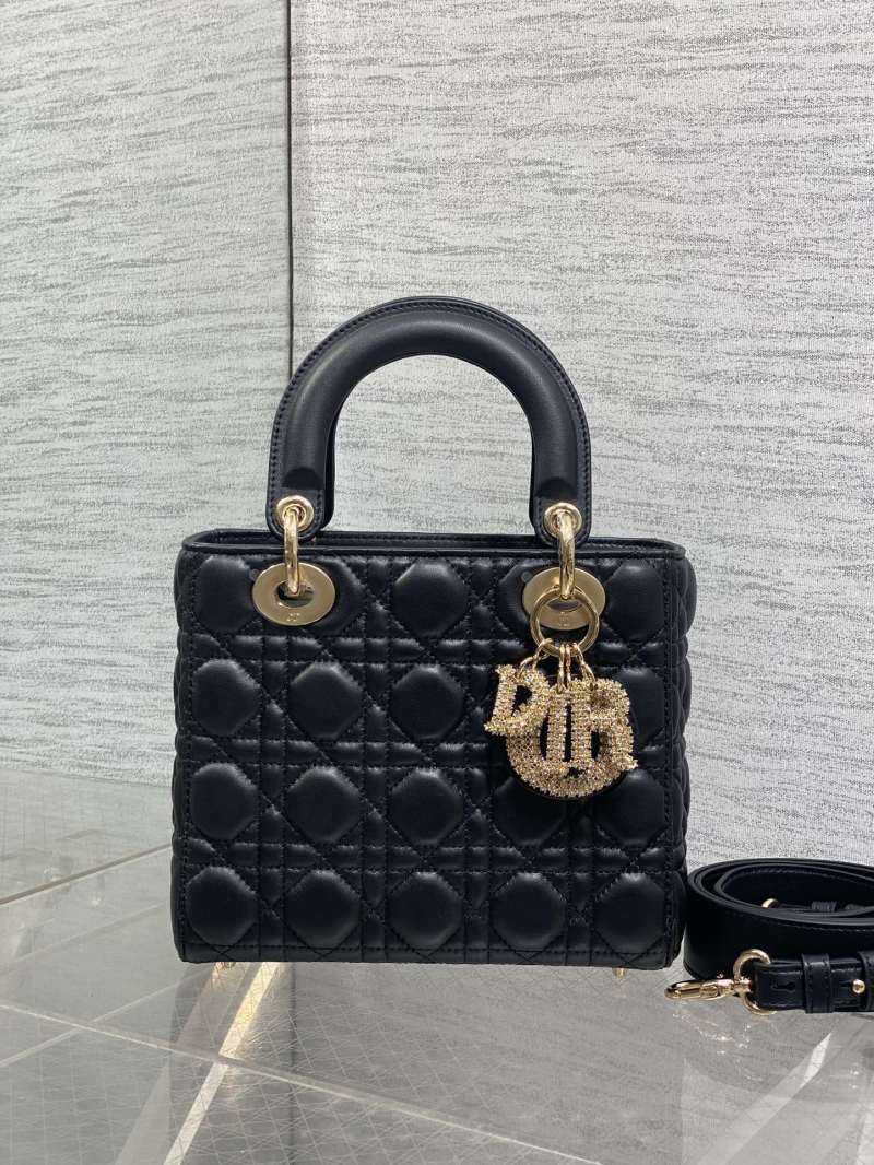 Черная сумка Lady Dior с декором