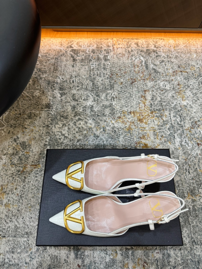 Женские туфли Valentino белого цвета с золотым декором Valentino Garavani