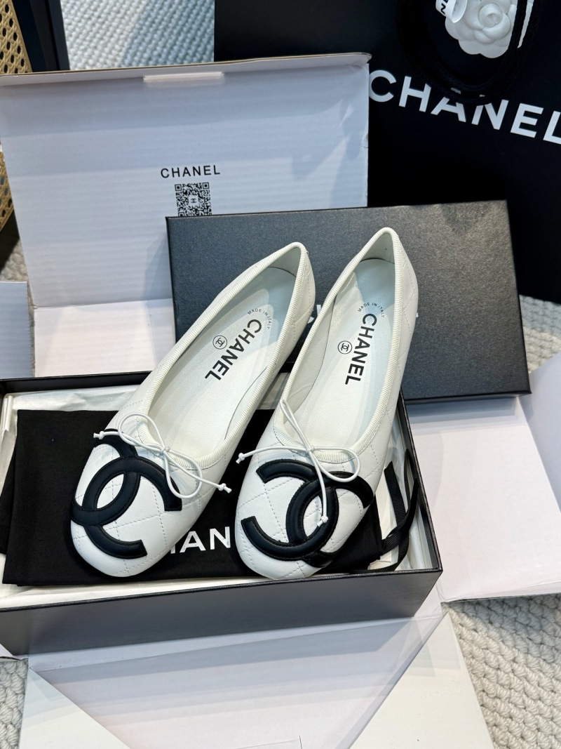 Белые женские балетки с крупным декором на мыске Chanel