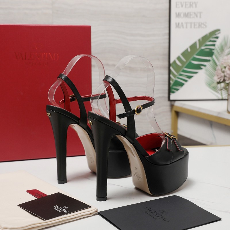 Женские черные лакированные босоножки на высоком каблуке с платформой Valentino Garavani
