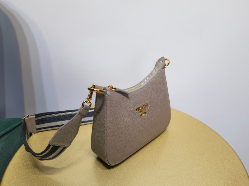 Сумка Prada с логотипом