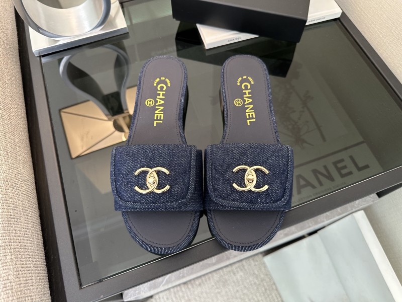 Женские шлёпанцы Chanel из джинсового материала