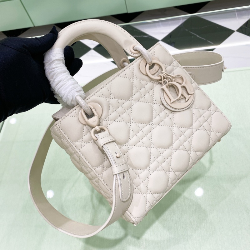Сумка женская белая стеганая с плечевым ремнем Dior