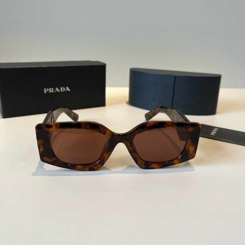 Солнцезащитные очки Prada