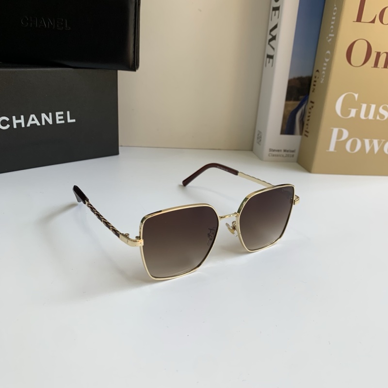 Солнцезащитные очки с золотистой оправой и квадратными линзами Chanel